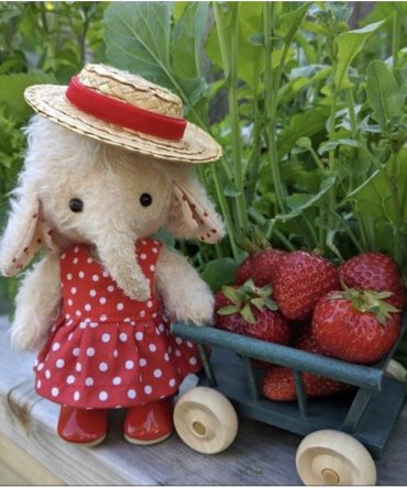Lucky the Elephant by So Treasured DIGITAL pattern